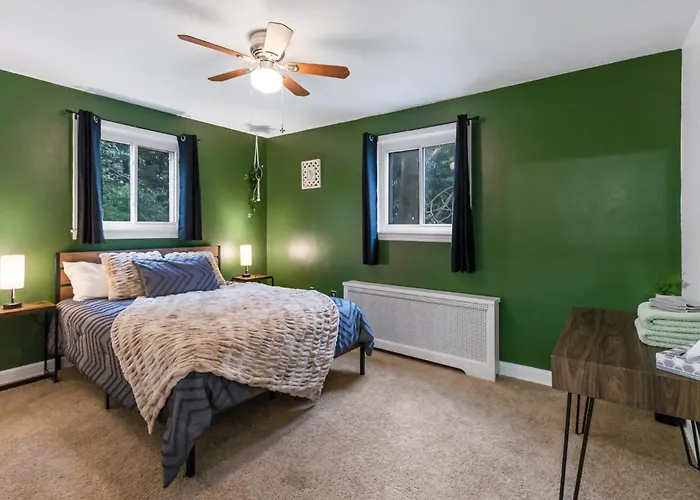 4-Bedroom-Private Cozy Backyard W Firepit