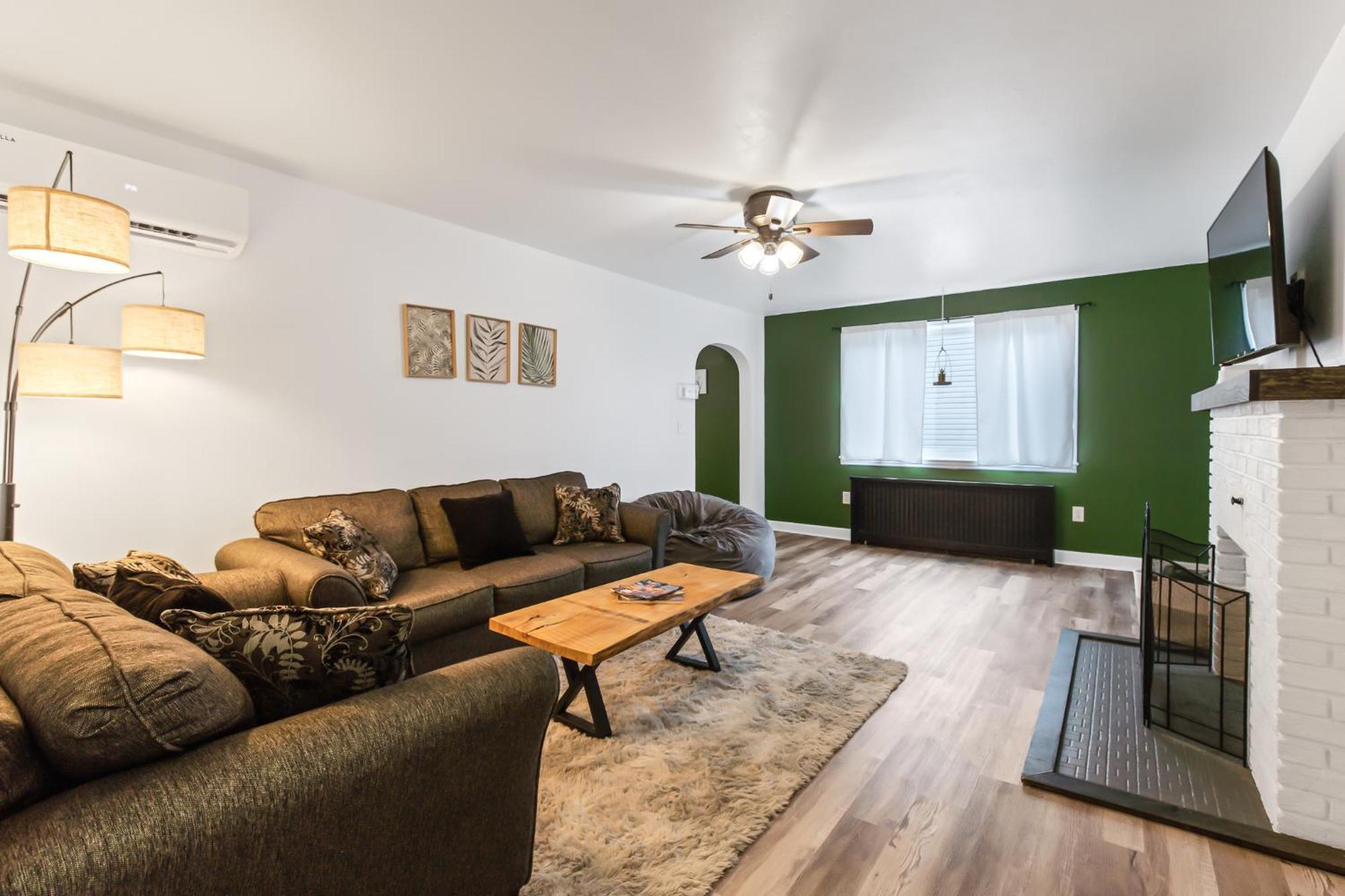 Holiday home 4-bedroom-private Cozy Backyard W Firepit